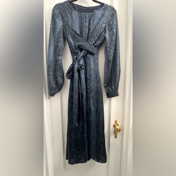 BCBGMAXAZRIA Snake Print Satin Blouse Dress Blue and Black size XXS - Picture 3 of 8